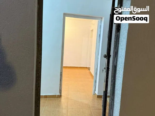 استيديو أرضي في جنزور عزاب او عائلات صغيرة