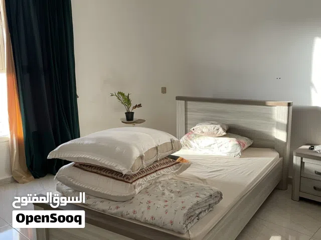 سرير ل غرف النوم وكومدينو وطاوله مذاكرة مع كرسي للبيع استخدام اقل من شهرين