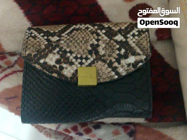 محفظه جلد البقر اسود معا رسمه ورده جميله باللون الاحمر