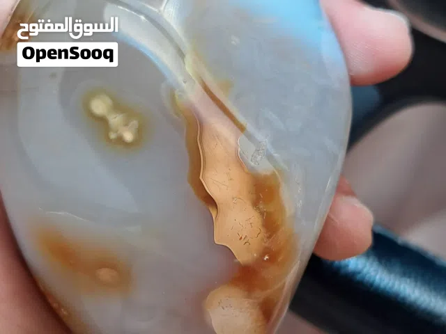 حجر عقيق سماوي وتوجد فيه اكثر من صور ع وشكل بعد القص للبيع