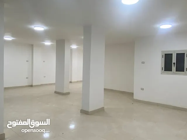 محل تمليك بالمقطم موقع مميز بمساحة كبيرة 225م متأحر بإيجار شهري