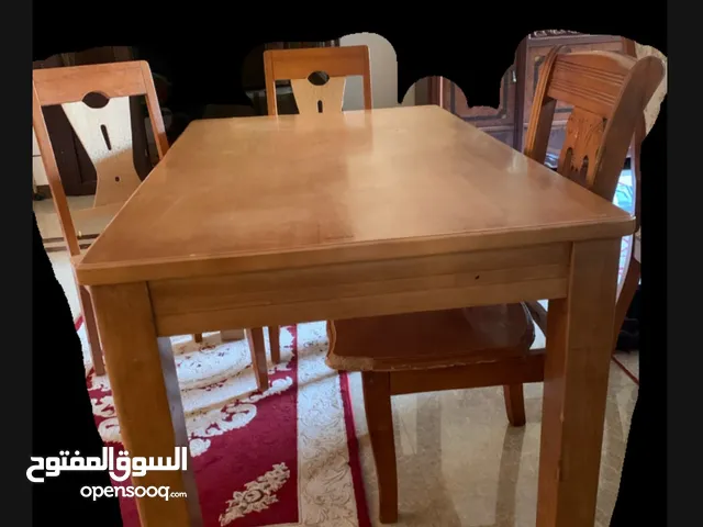 طاولة بالكراسي للبيع