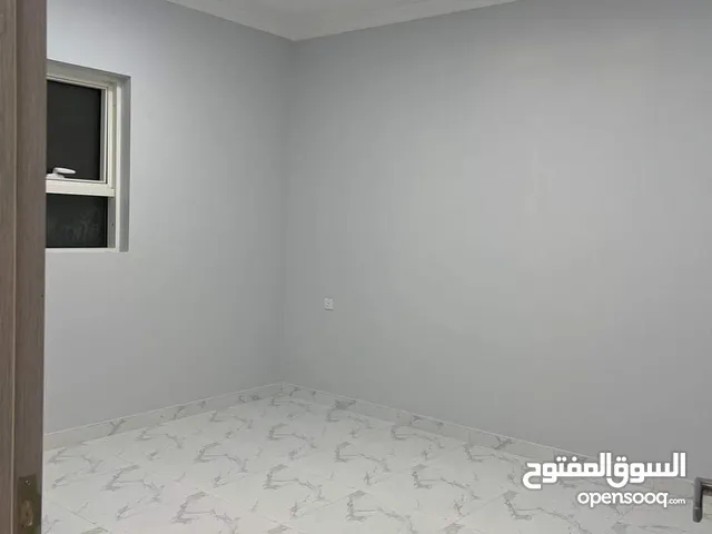شقة للايجار الشهري غير مفروشة الرياض العقيق مكونه من غرفتين وصاله ومطبخ جاهز وحمام