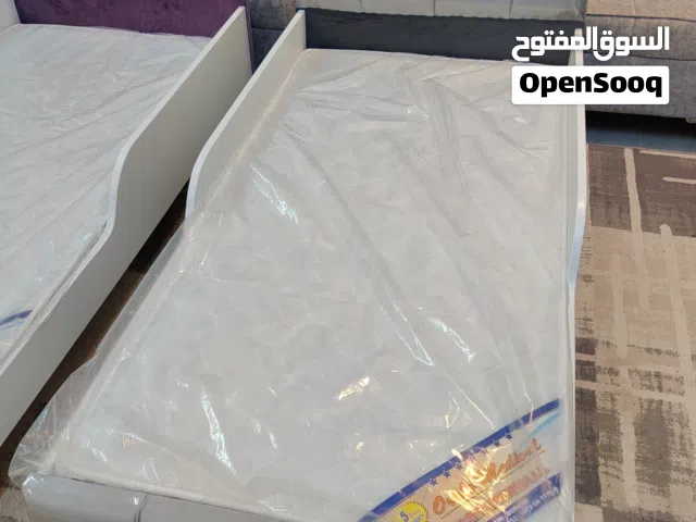 أسرة أطفال جديدة مع المرتبة تم تخفيض السعر