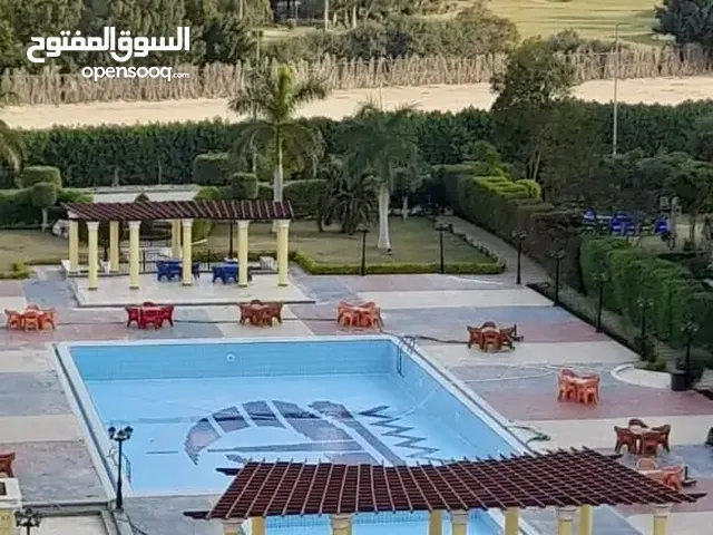 ارضي بحديقه كبيره فيو حمام سباحة