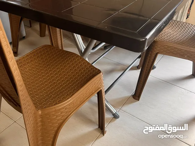طاولة بلاستيك مقوى رجلين حديد بتسكر مع 4 كراسي سامبا نوعيه ممتاز جداد للبيع بداعي السفر