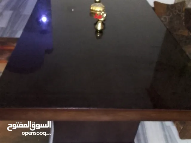 طاوله سفرة 200*100 بحالة ممتازة للبيع عليها وجة قزاز بدون كراسي الطاولة ثقيلة سبب البيع بدي ارحل