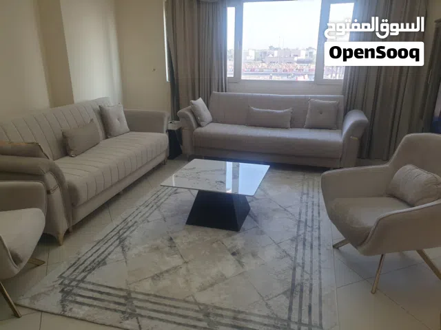 صالة كاملة للبيع مع طاولات سيراميك وستارة وسجاد