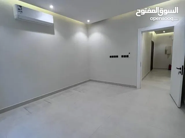 شقة للايجار الرياض حي اليرموك مكونة من ثلاث غرف وثلاث دورات مياه ومطبخ وصالة ومكيفات وسطح وموقف خاص