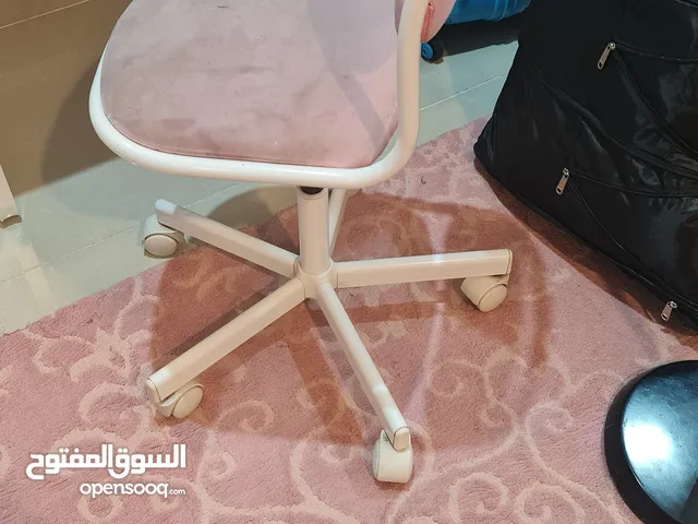 2 كرسي ايكيا و3 مكتب ايكيا