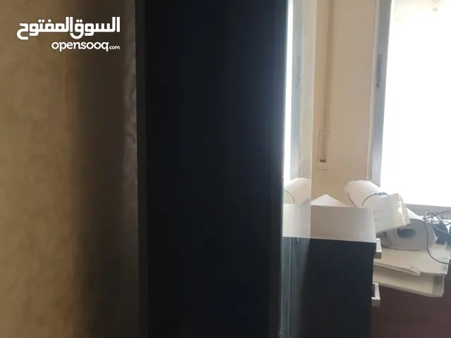 خزانه كنادر وتعليق ملابس ودرج ومرايه خشبها ممتاز جدا ويوجد تفاوض بسعر