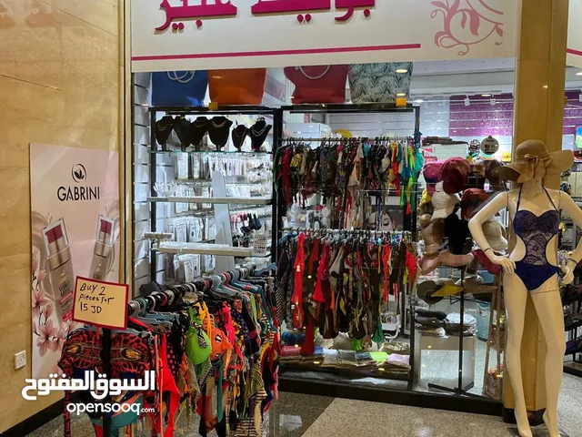 محل اكسسوارات وميك اب وكوزمتكس فيوً بضاعة حوالي 35 الف اوً اكتر مفتوح من 5 سنين