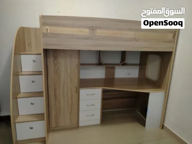 سرير مع مكتب مع دواليب بحالة ممتازة