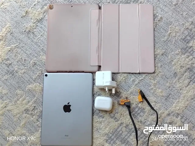iPad Pro 10.5inch (2017) used in a really good condition comes with soo many things
