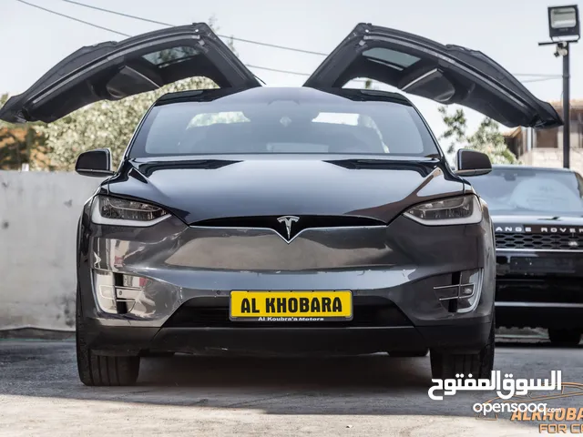 Tesla Model X 75D 2017 السيارة بحالة ممتازة جدا و قطعت مسافة 100,000 كيلو متر فقط