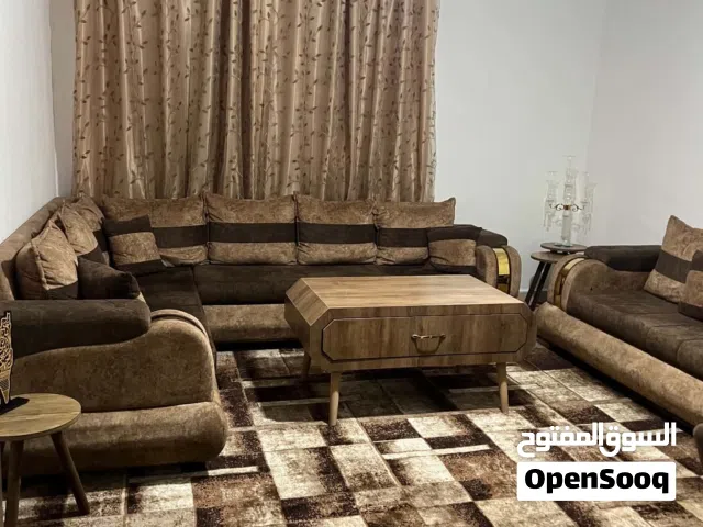 طقم صالون كورنر وسجاد موكيت وطاولتين خشب ثقيل وطاولة سفرة وبرادي اقرأ الكابشن