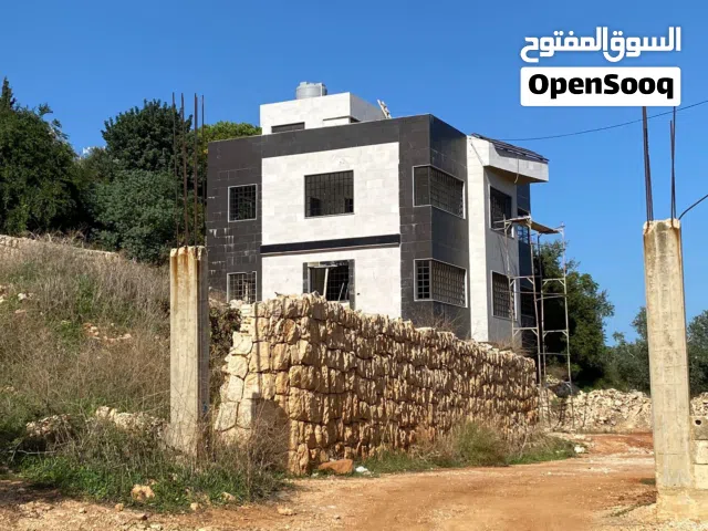 فيلا صغيرة مؤلفة من 3 طوابق