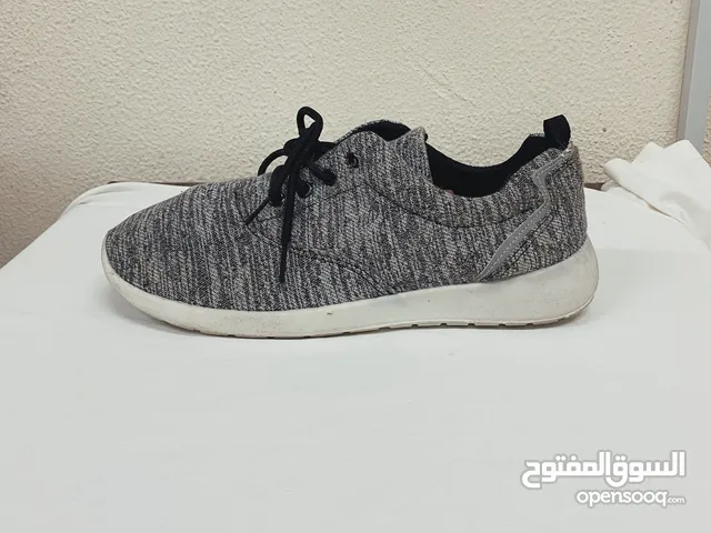 حذاء نسائي رياضي مقاس 9