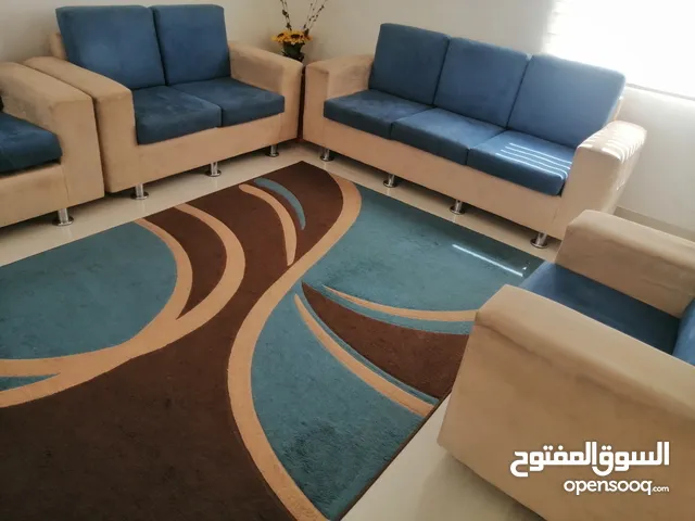 طقم كنب 7 مقاعد مع سجادة تقريباً مترين ب 3