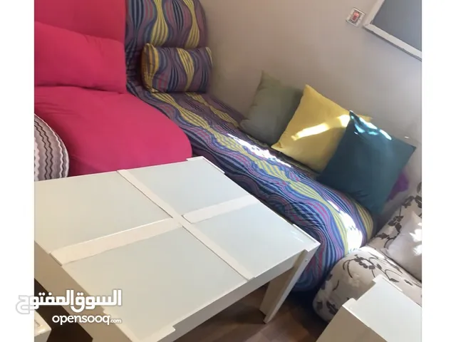 كنب مستعمل بحالة جيدة من آشلي على شكل حرف L مع كنب ثاني ملون وطاولات وطاولة تلفاز