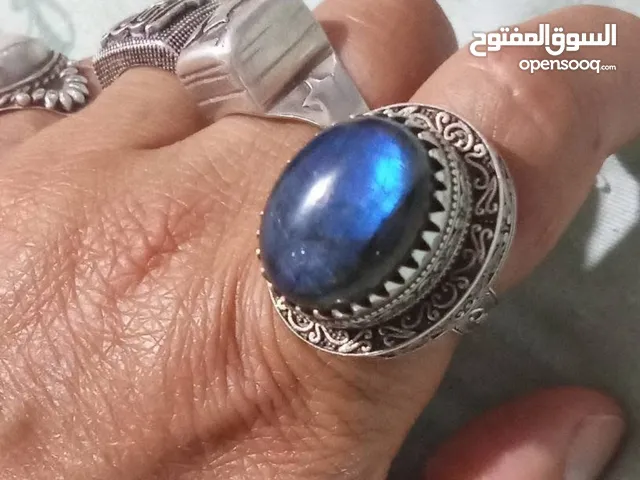 خاتم فضة مرصع بحجرة نادرة يتغير لونها بشكل براق و جميل