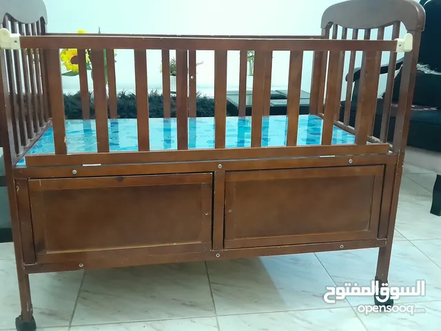 سرير طفل مستعمل بحالة الوكالة بسعر 45 دينار