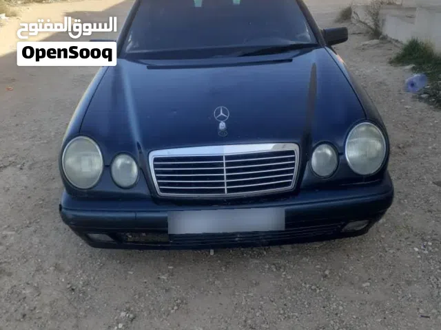 مرسيدس والهيكل قدامك فيها شوية خزيز صورته كله وفيها شكاوي البيع كاش أو بشيك