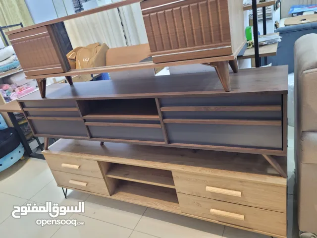 طاولة تلفاز موديل جديد وراقي جدا وسعر مناسب متوفر حاليا للتسليم