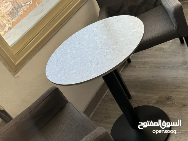 طاولة دائرية مع الكراسي