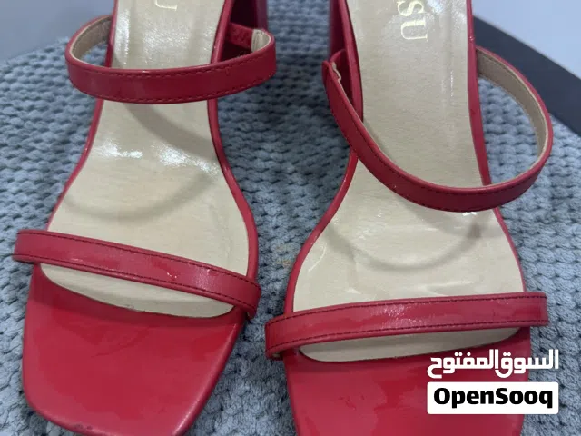 كعب  احمر اللون ملبوس مرتين  فقط قياس 38