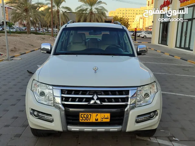 Pajero Model 2016 agency pearly White, very good conditionميتسوبيشي باجيرو بحالة ممتازة 3.5 GLS