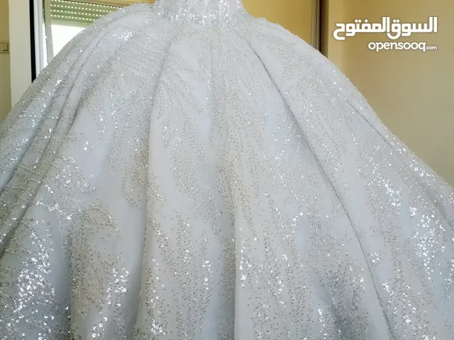 للبيع فستان عروس ملكي مع كامل ملحقاته من تا واكسسوار وبرنص وطرحة طويلة3امتار