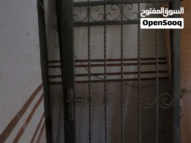 باب حديد مع حلق
