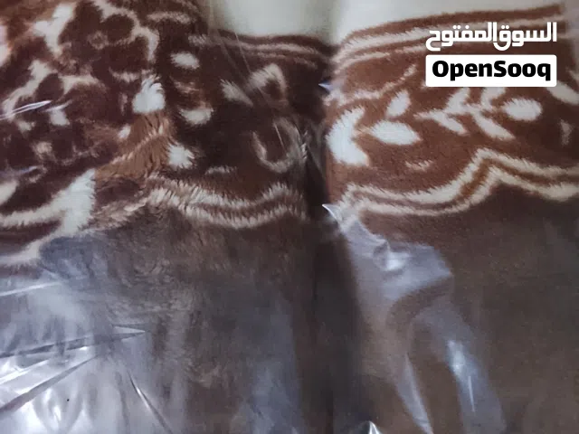 حرام تقيل لون بيج وبني مزخرف بحالة جيدة جدا..صيني الصناعة ملمس ناعم ودافئ
