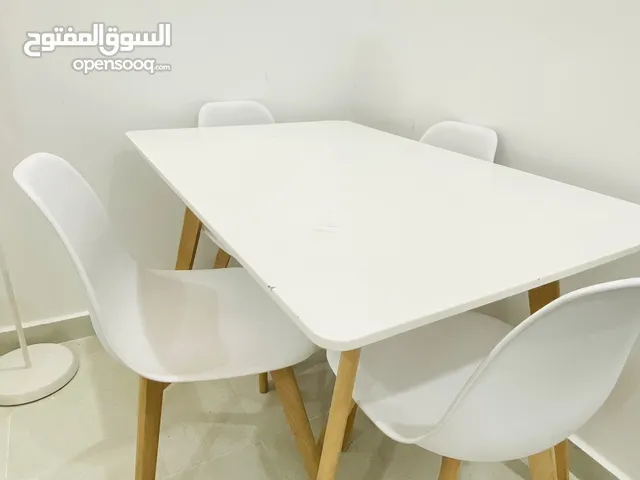 طاولة طعام بحالة جيدة من هوم سنتر