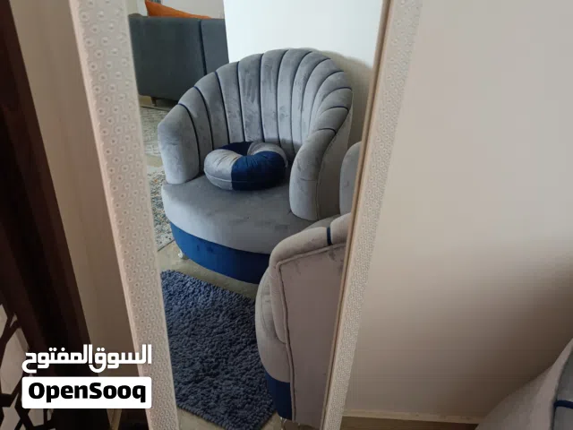 مرايه طويله باطار ابيض لامع و مسند