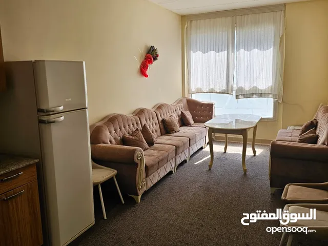 شقة للايجار غرفة نوم حمام صالون مطبخ مؤثثة بالكامل