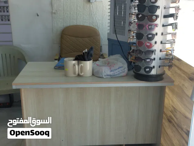 رفوف محل للبيع و ميز و كرسي و استاند مدالية و استاند نضارات