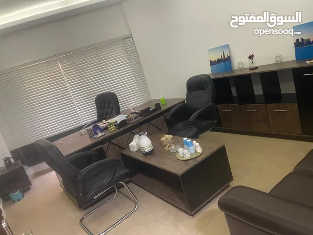اثاث مكتبي للبيع مكتب مدير مع الملحقات و مكتب السكرتيرة وطقم كنب جلد وكرسي المدير وكراسي استقبال