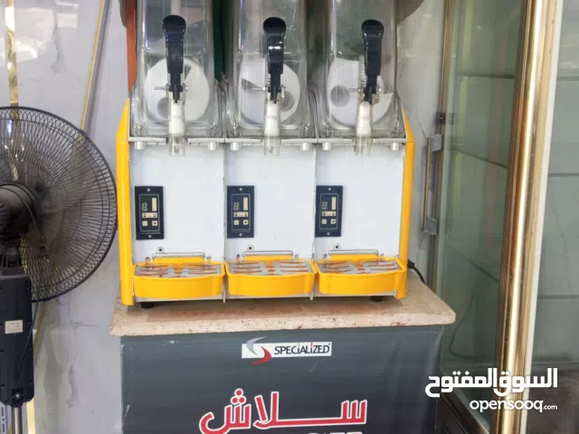 مكينة سلاش بحالة ممتازة + طاولة مخصصه