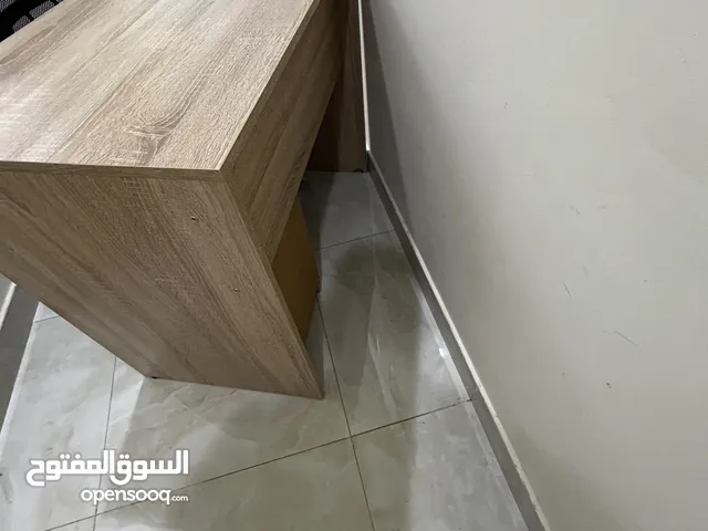 خزانة ملابس و مكتب و كرسي مكتب للبيع