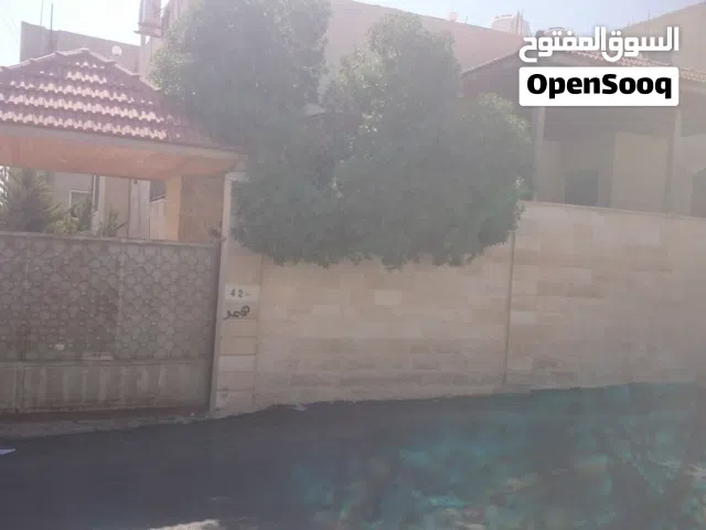 منزل للبيع طابقين واجهتين حجر موقع مميز على شارعين في حي القادسية