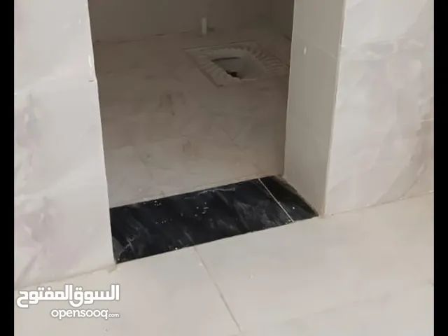 عمارة للأيجار تصلح مجمع او عيادة طبية او معهد للتدريس علئ شارع عام قرب صيدلية وحسينية واسواق