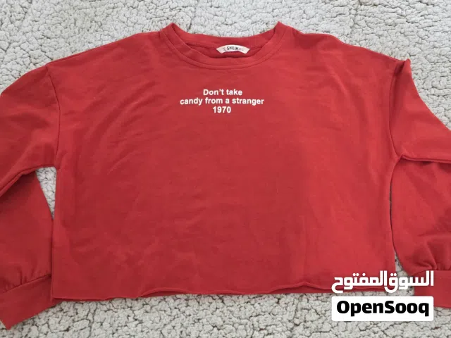 6 بلوزات بناتى ونسائي ماركات اصليه حاله ممتازة الجميع ب 5 دينار