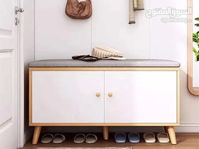 مقعد أحذية أنيق ومريح مكوّن من دفتين  قطعة عملية تجمع بين الجلوس المريح والتخزين الأنيق في نفس ا