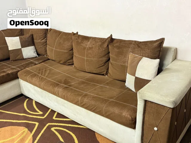 طقم جلوس كورنر 7 مقاعد لون بني على بيج بحالة جيدة جدا للبيع
