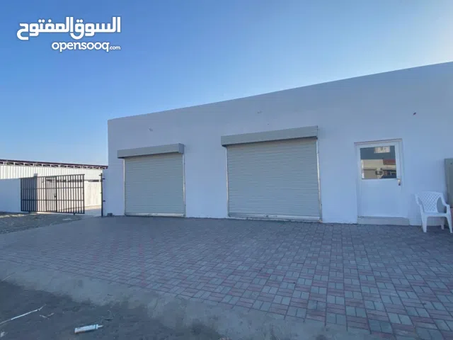 ورشة او مخزن مع مكاتب وغرفه بملحقاتها للايجار بمساحة 750 متر صناعية بركاء السقسوق