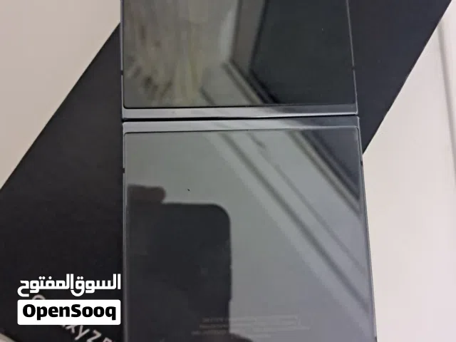 z flip 5 شبهه وكاله استخدام شخصي  جهاز جبار يوجد على طرف الشاشه موضح وغير مؤثر عالفحص