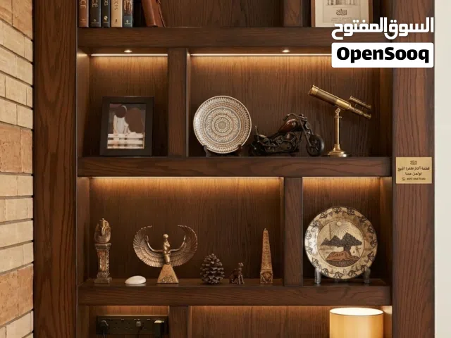 مكتبة خشبية فاخرة مدمجة داخل الحائط (Built-in) - بحالة ممتازة!