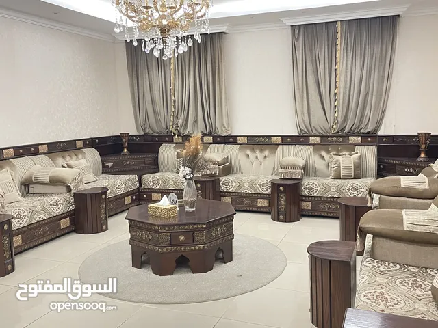 كنب مجلس كبير مع طاولا ونجف وستاير